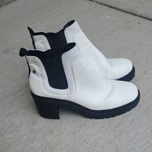 Simply Vera Vera Wang 9 Black White Boots Shoes Stretchy Comfy grunge edgy